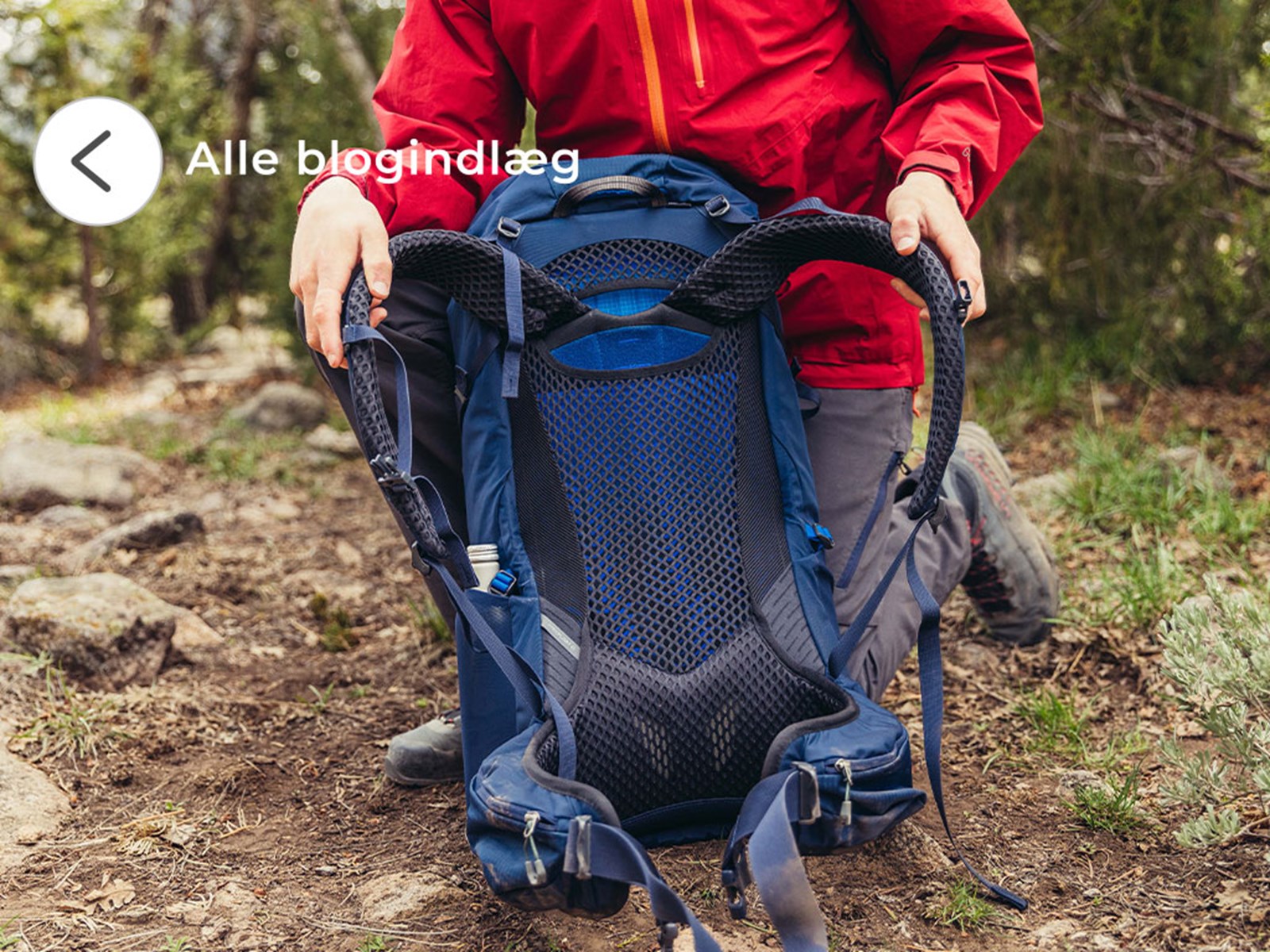 Mand viser taske frem