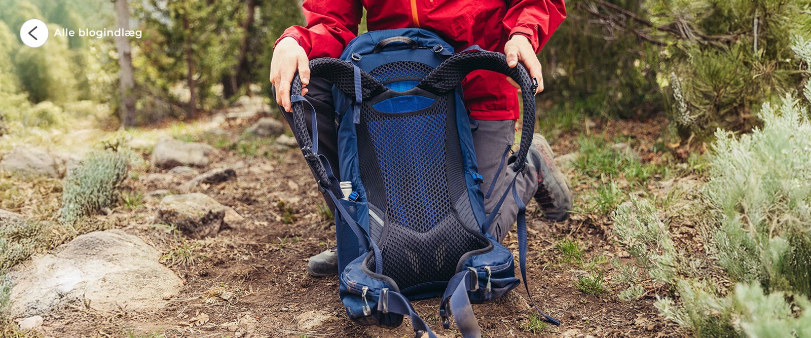 Mand viser taske frem