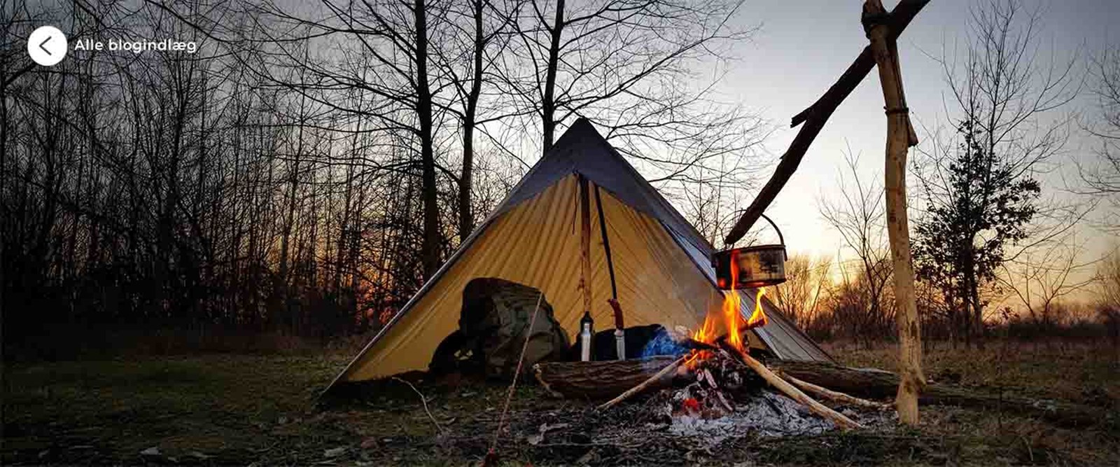 En tarp, der er sat op omkring et bål, hvor der laves mad.