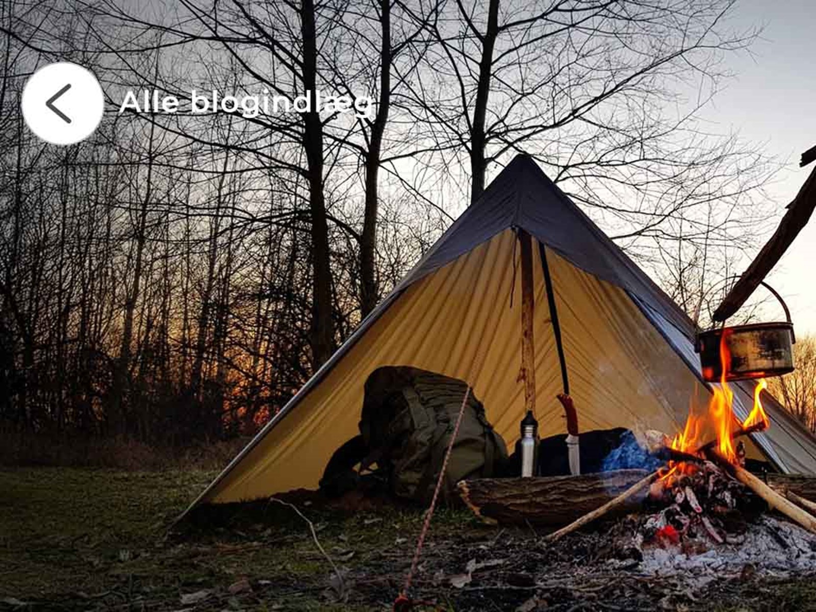 En tarp der er sat op omkring et bål, hvor der laves mad.