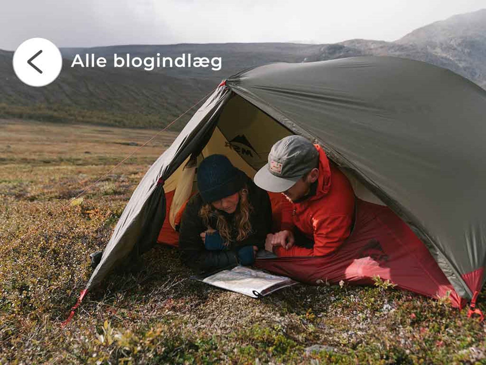To personer der ligger i et telt