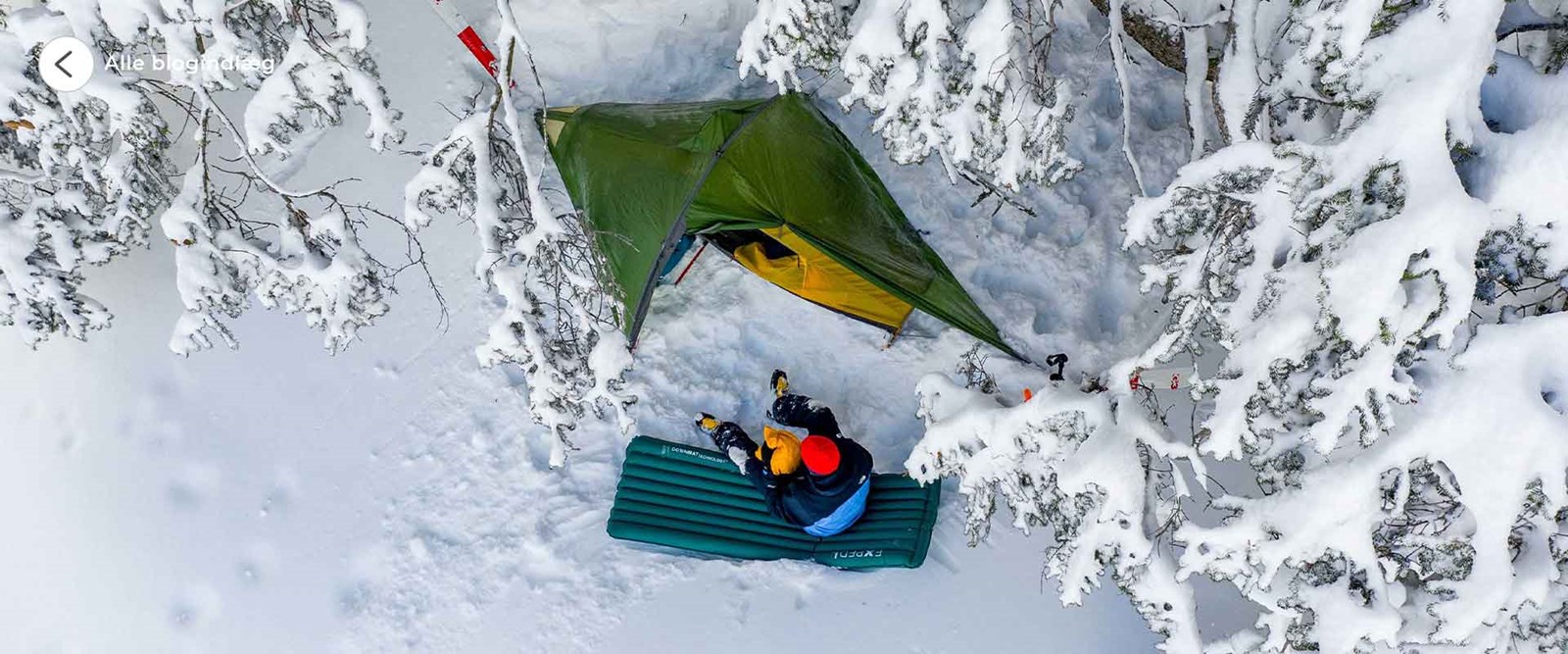 Mand camperer i sne