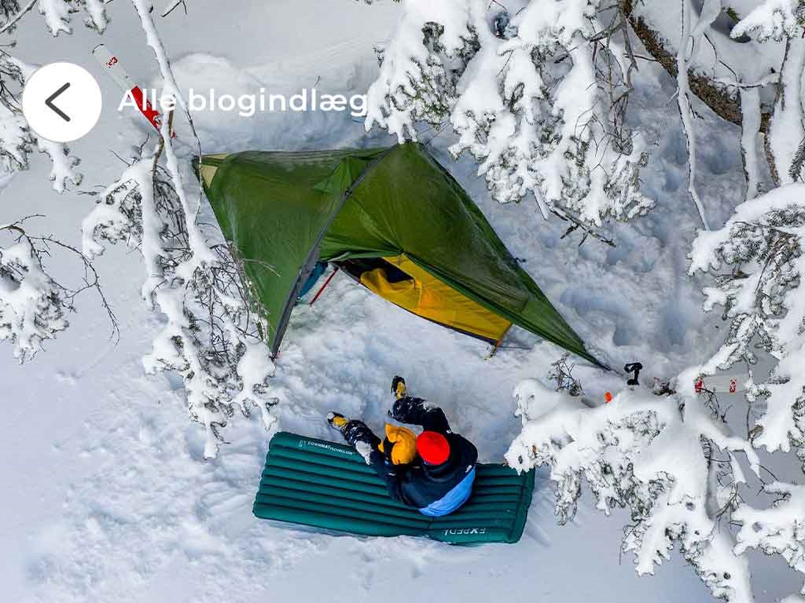 Mand camperer i sne