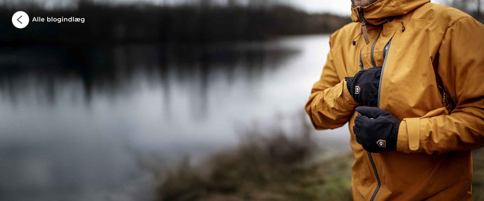 Mand i gul jakke og med handsker på