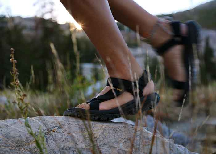 Mand der løber i et par sandaler
