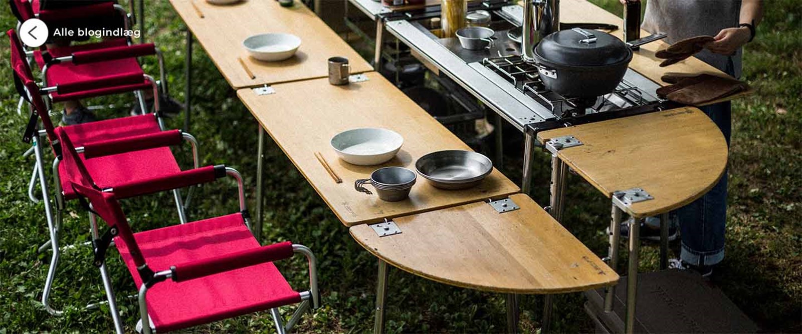 Et stort IGT setup med madlavningstation med røde Snow Peak stole til.