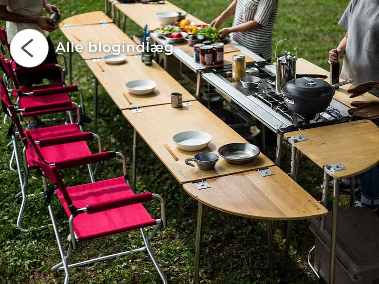 Et stort IGT setup med madlavningstation med røde Snow Peak stole til.