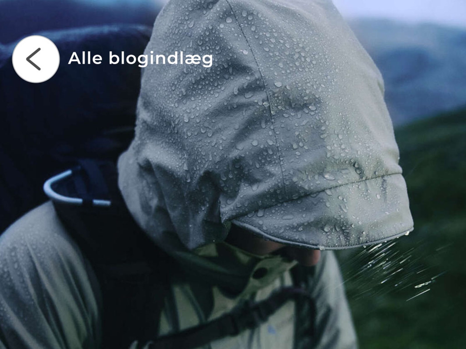 En person med imprægneret skaltøj der holder regnen ude.