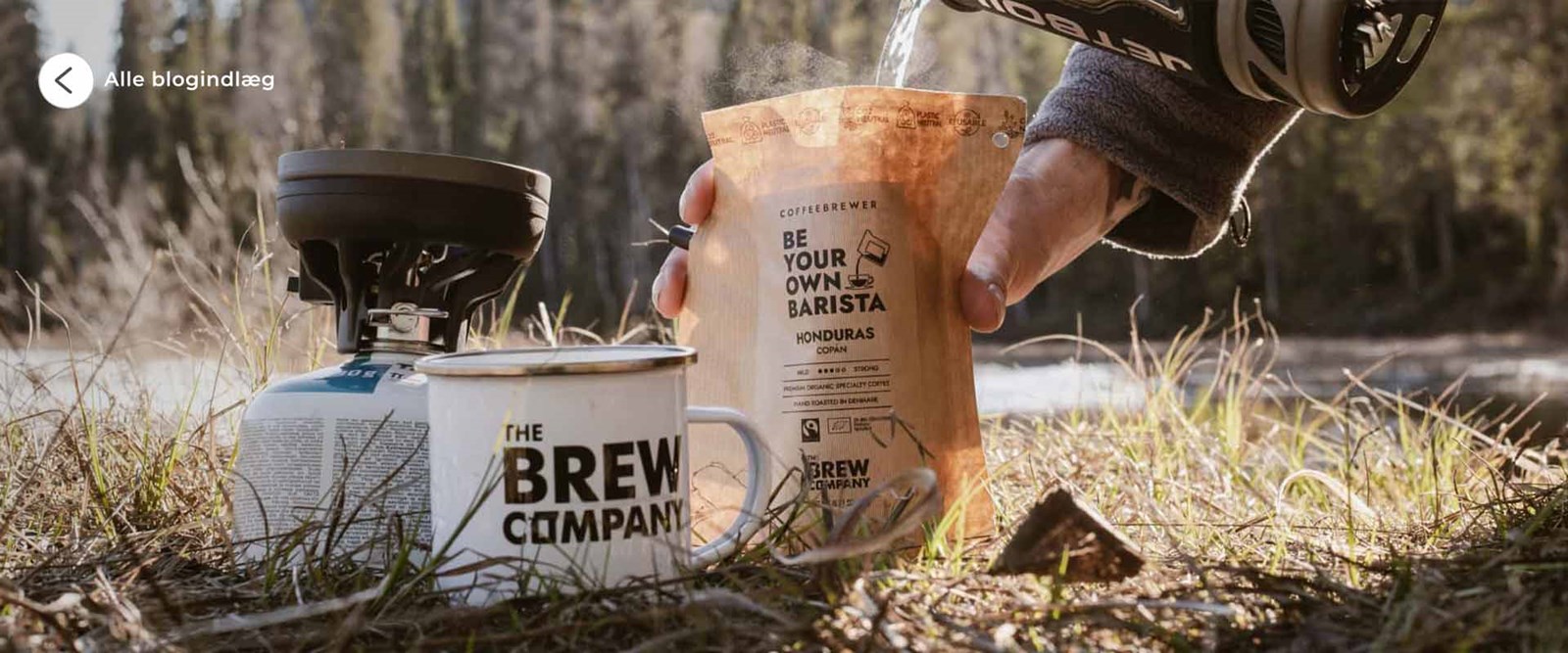 En coffeebrewer, der er ved at blive fyldt med kogende vand fra en Jetboil i det fri.