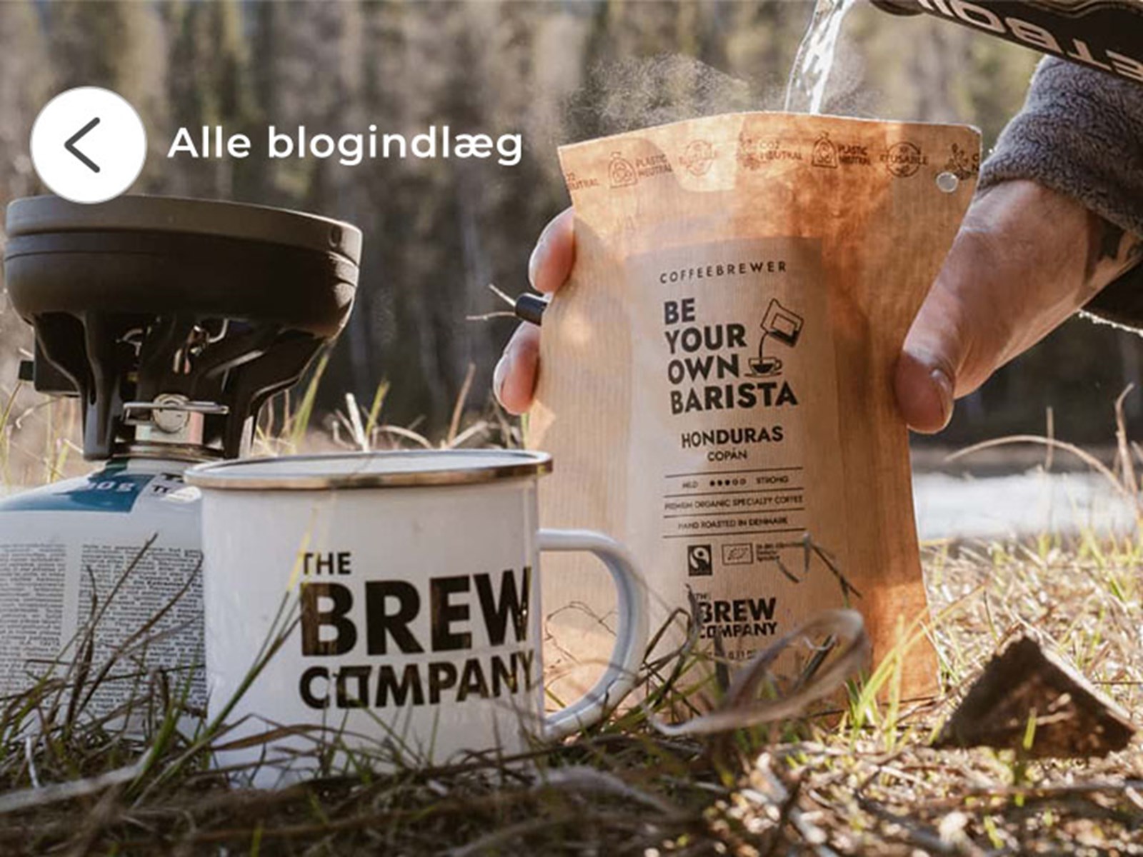 En coffeebrewer, der er ved at blive fyldt med kogende vand fra en Jetboil i det fri.