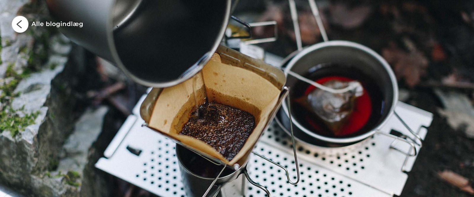 En pour over kaffe bliver brygget  det fri.