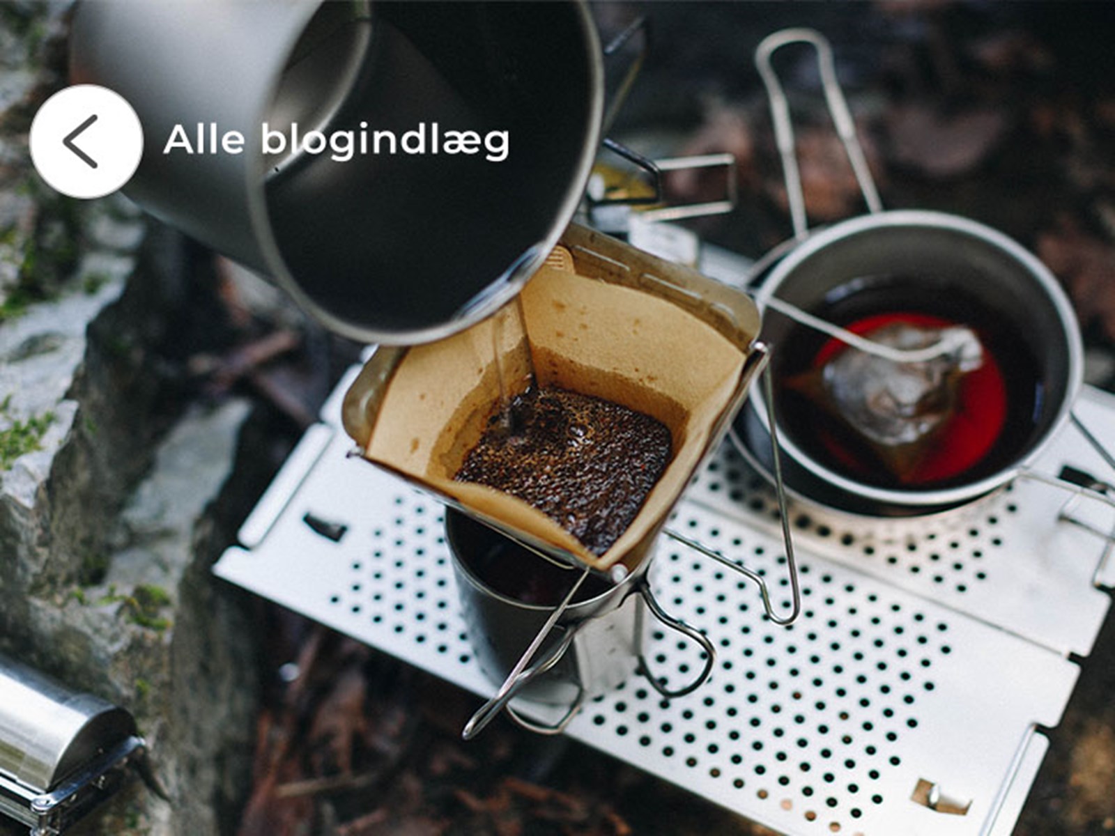 En pour over kaffe bliver brygget  det fri.