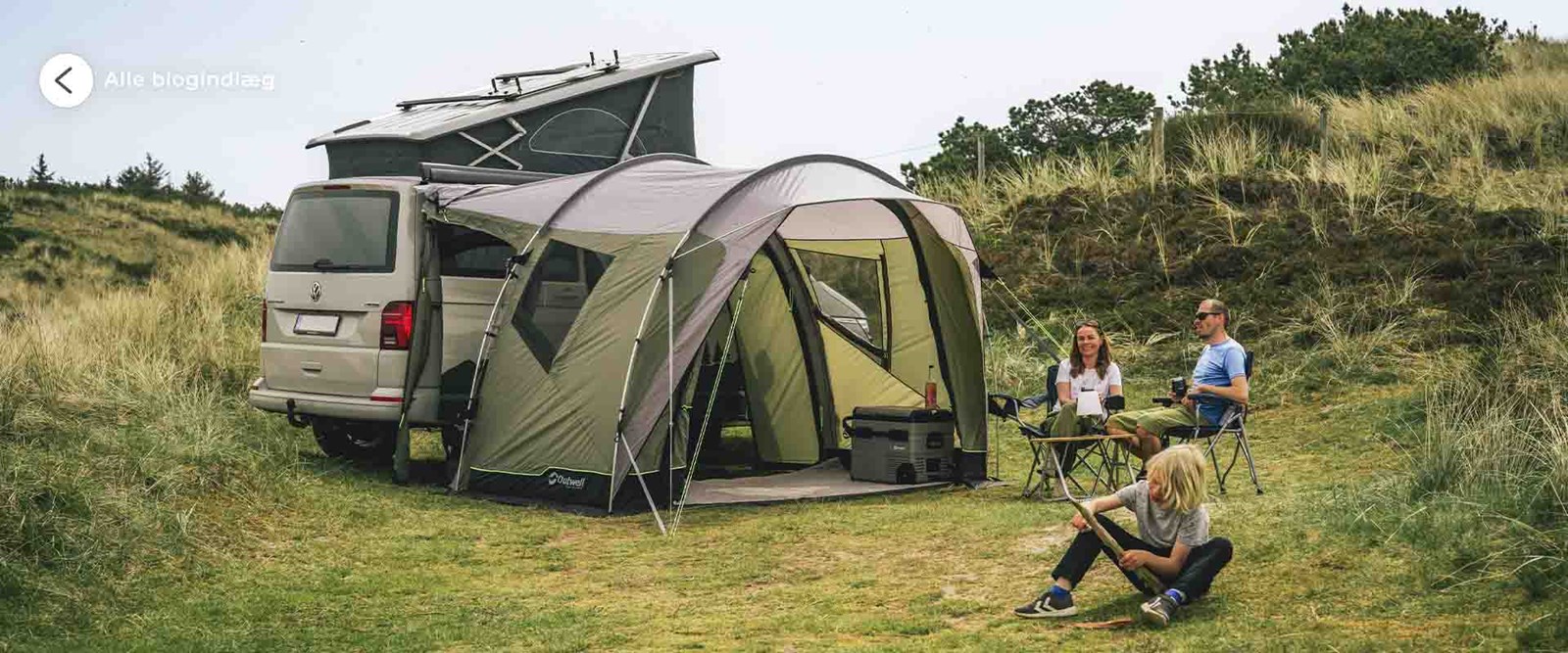 Familie på camping med deres biltelt.