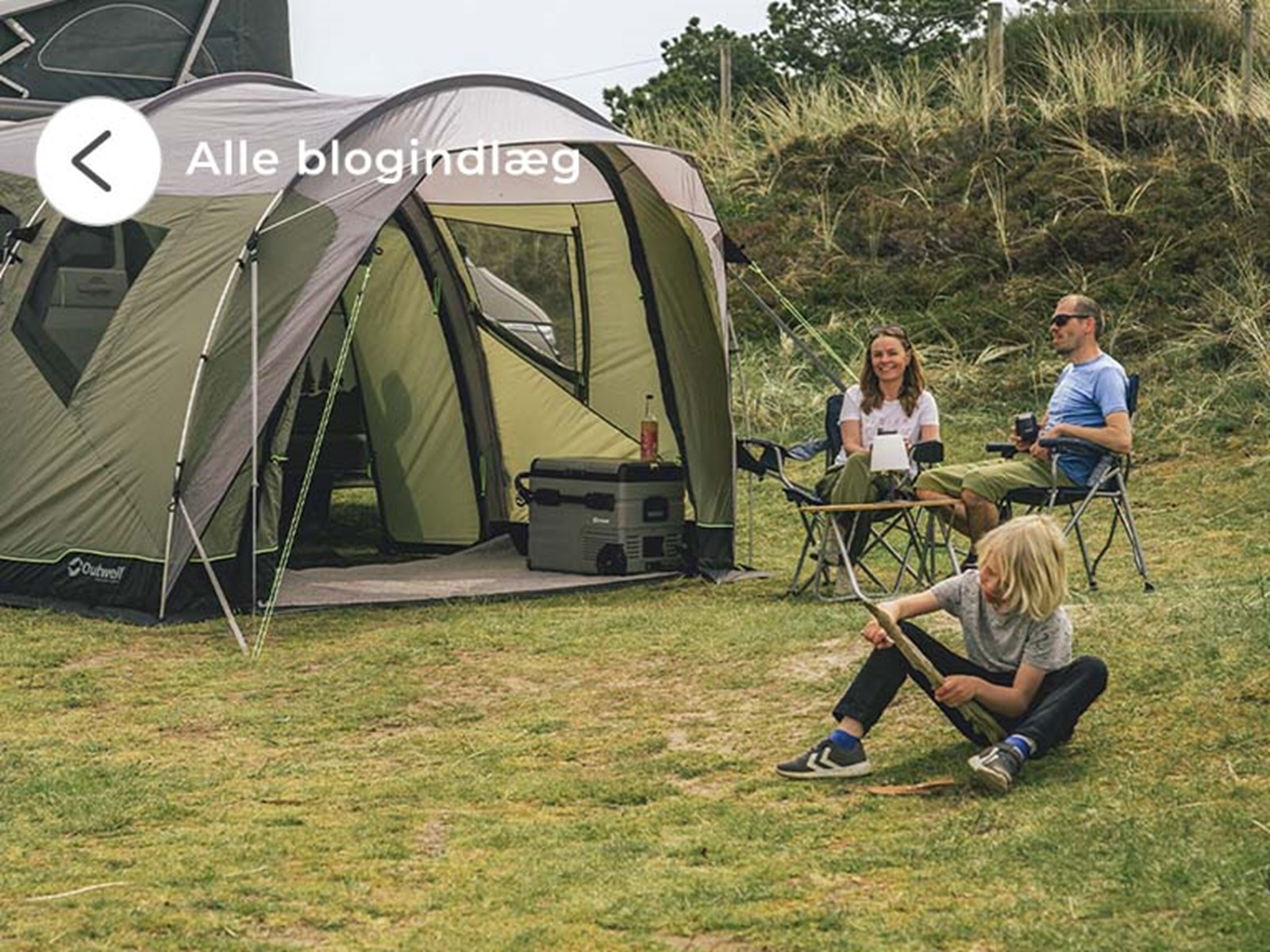 Familie på camping med deres biltelt.