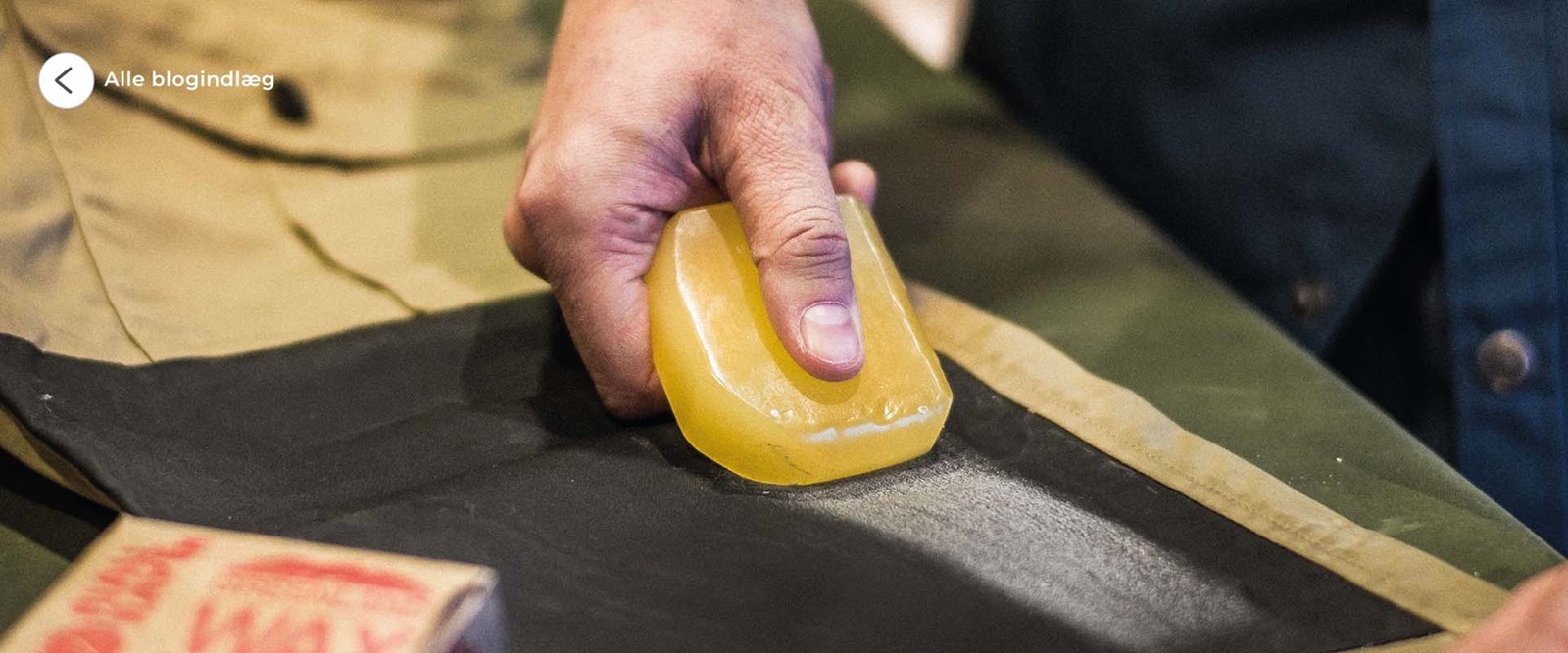 Et par bukser bliver behandlet med Greenland Wax.
