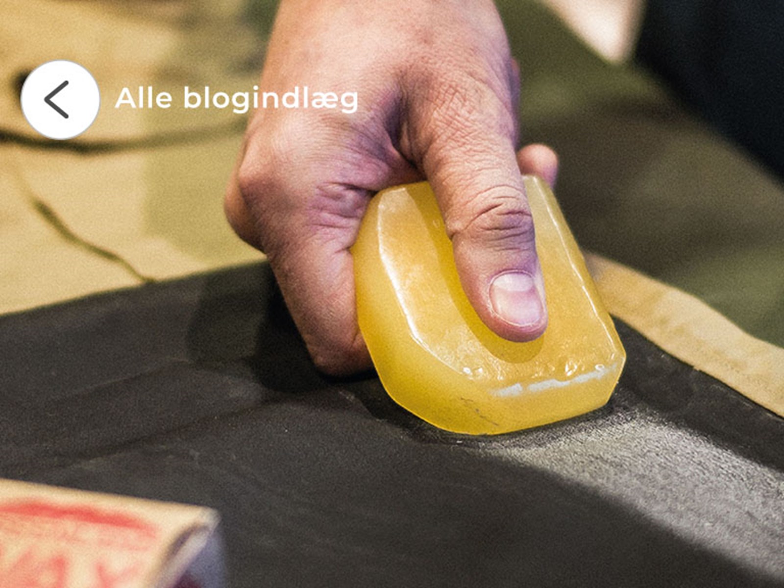 Et par bukser bliver behandlet med Greenland Wax.