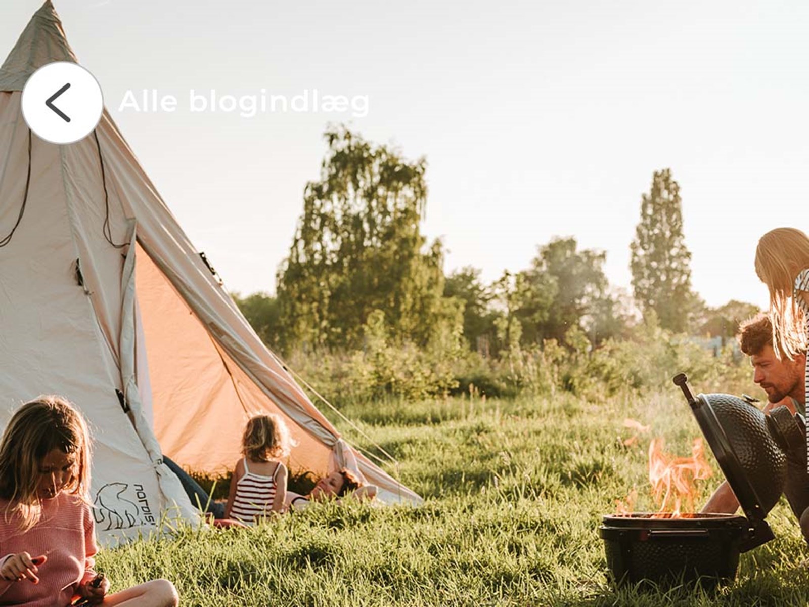 En familie på tur med en Nordisk lavvu.