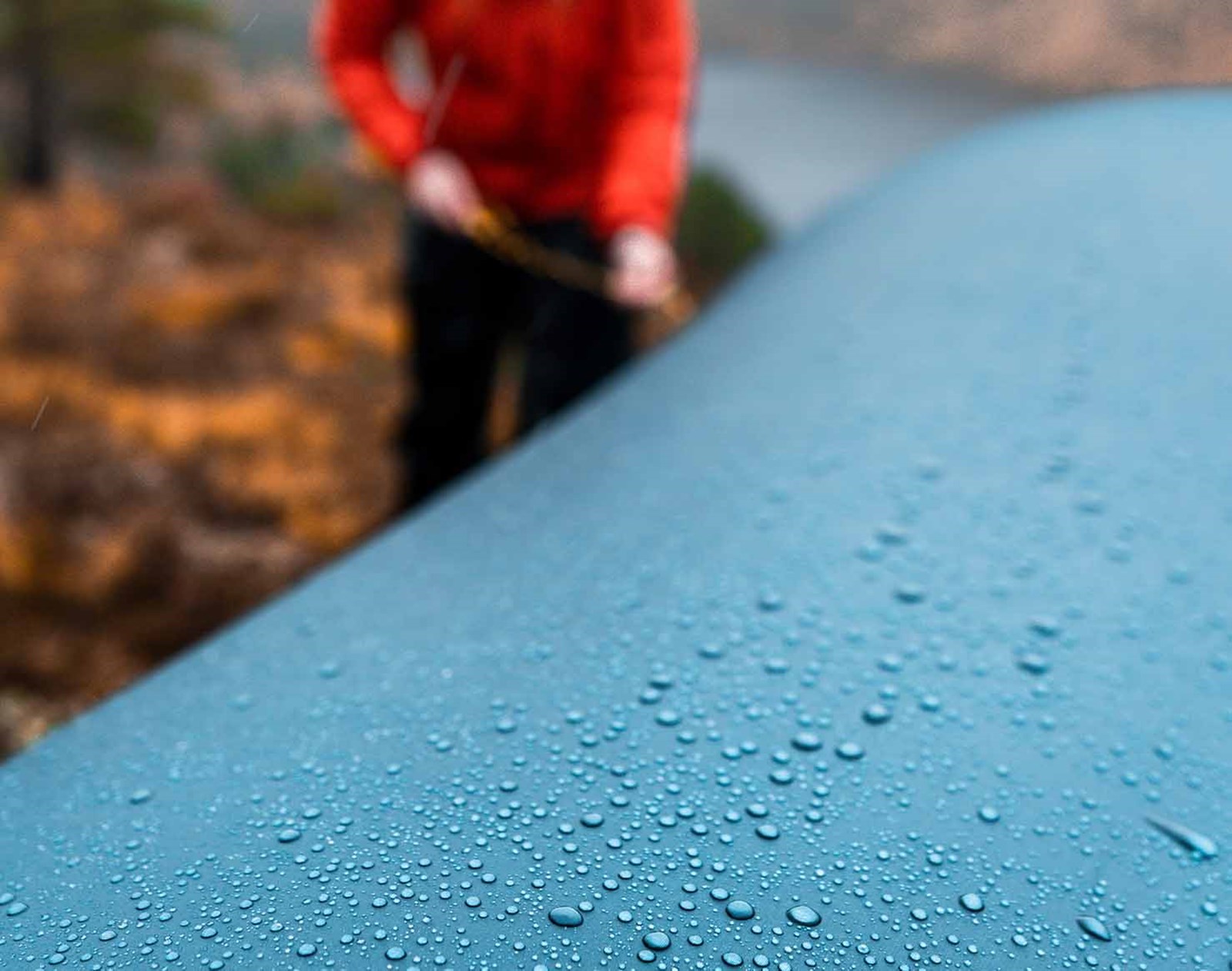 Close up billede af regndråber på et telt.