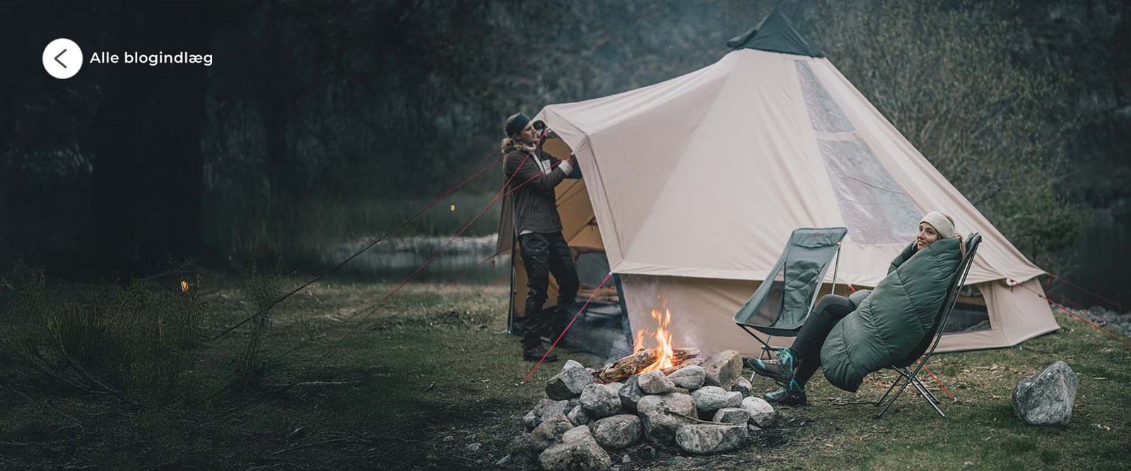 Telt med to personer omkring