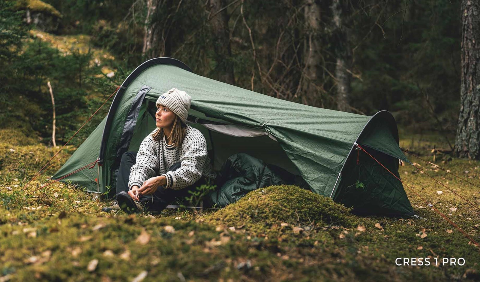 Pige i skov i teltet Cress 1 Pro