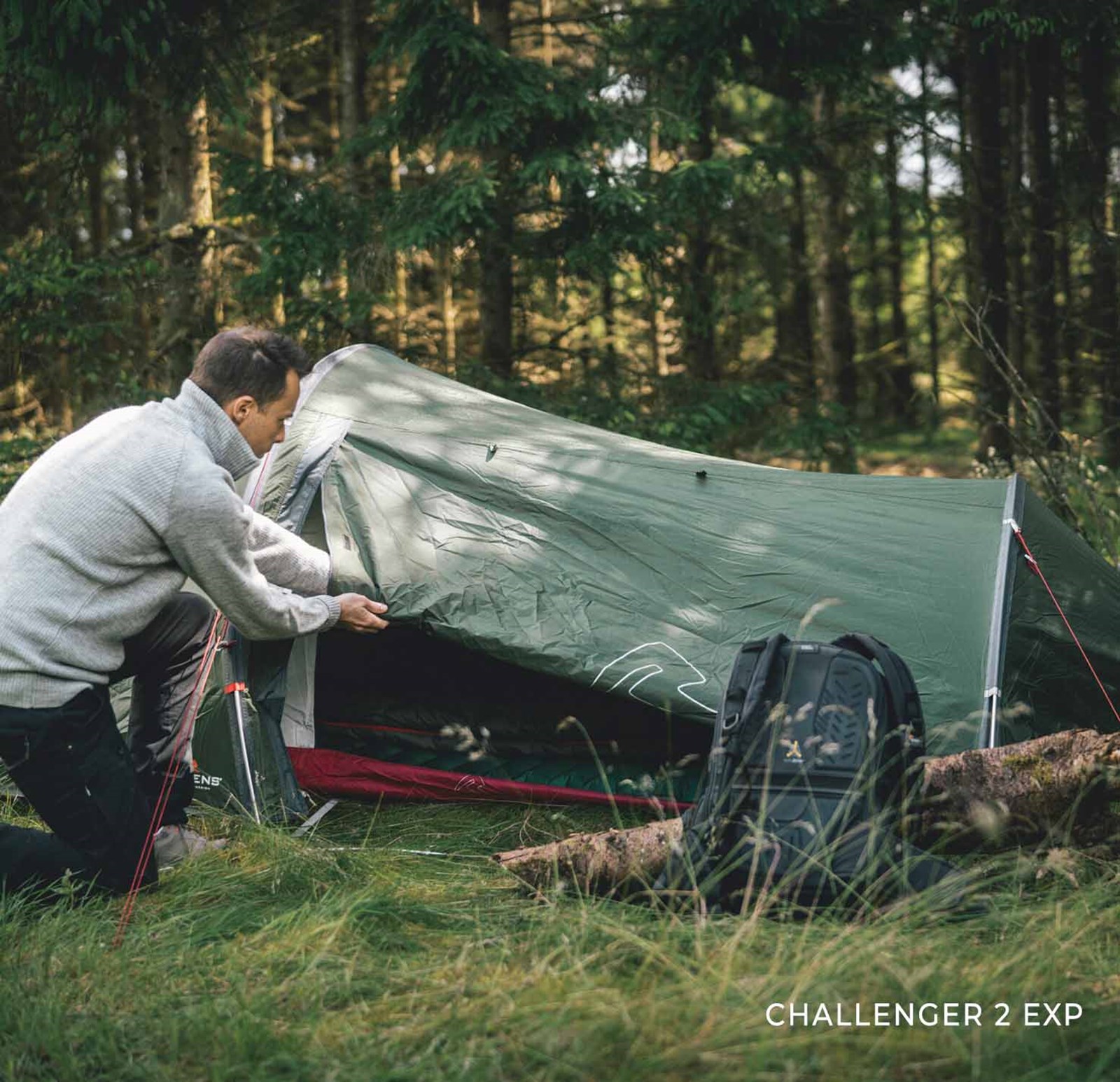 Mand åbner telt i skoven