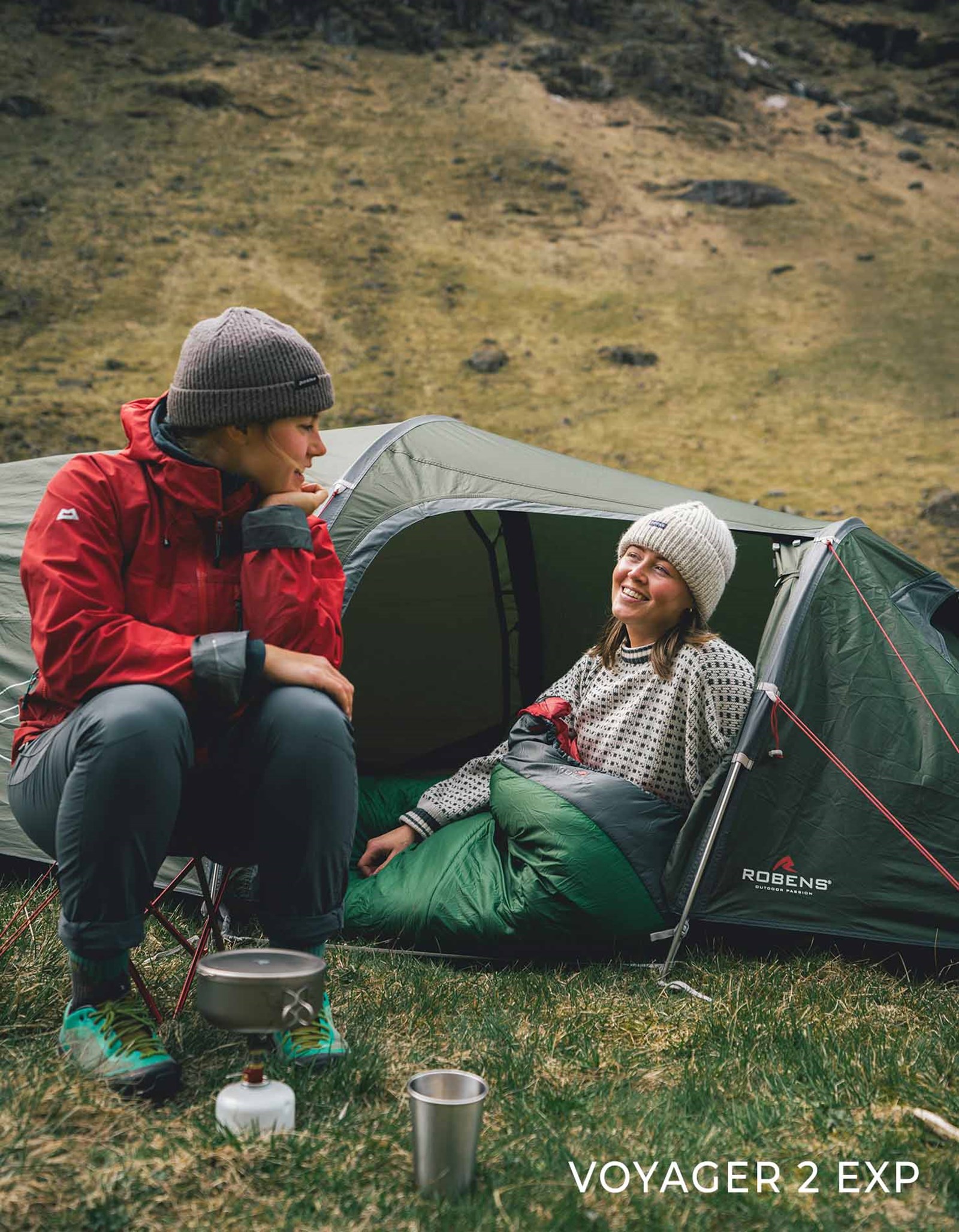 2 piger foran et telt i naturen