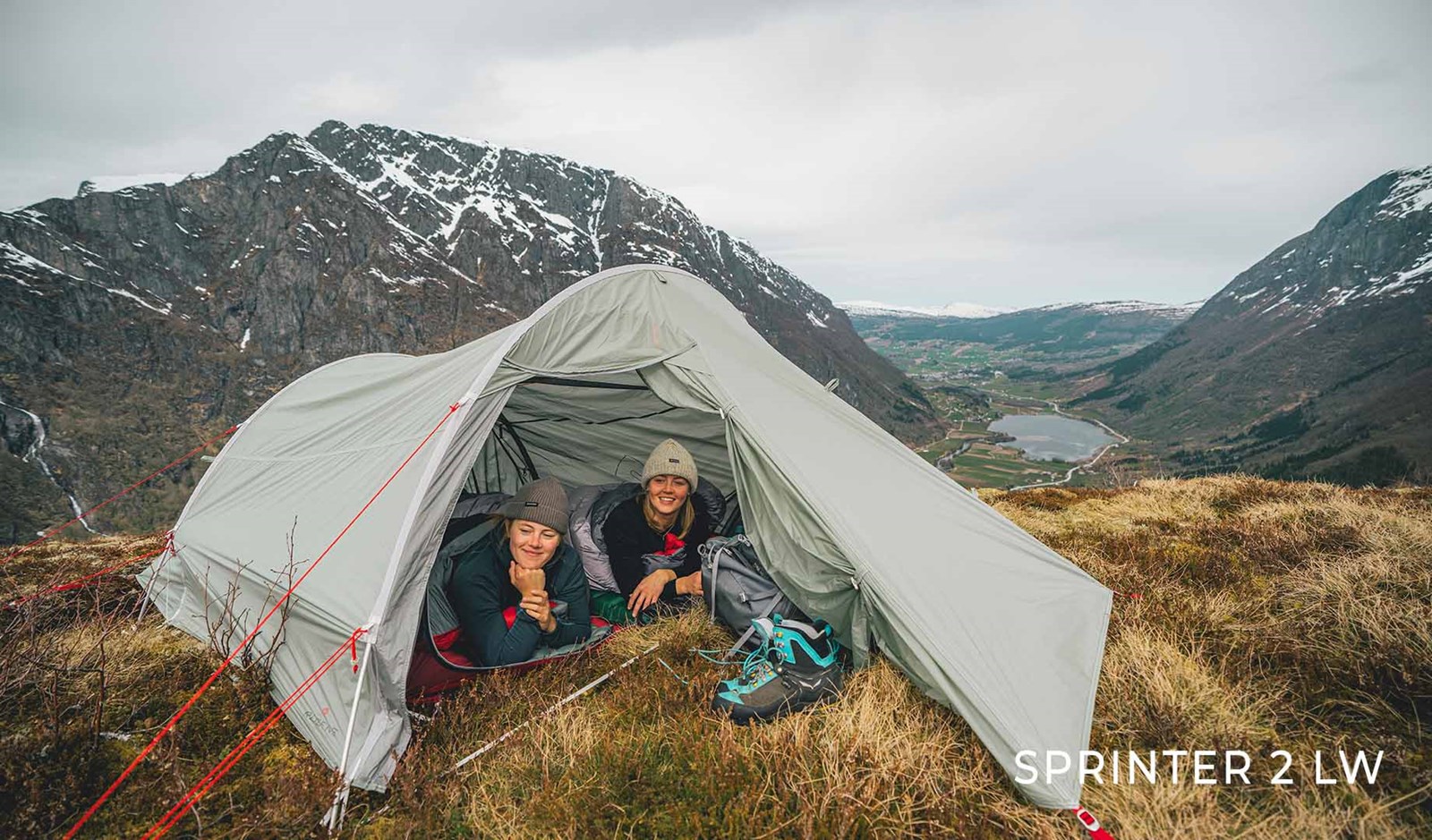 2 piger i telt på toppen af et bjerg