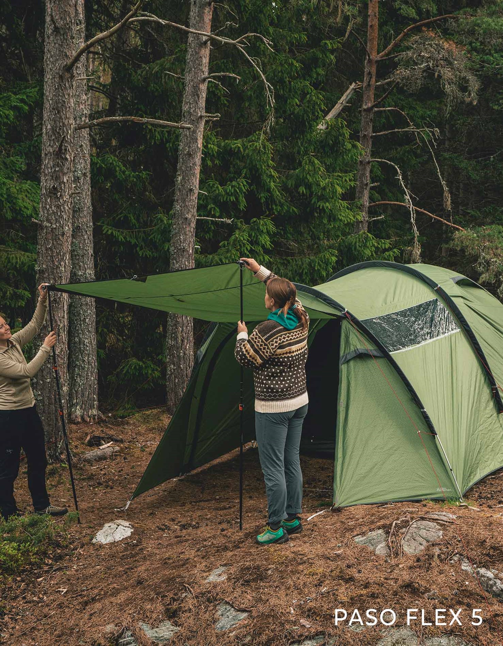 to kvinder der sætter telt på i skoven