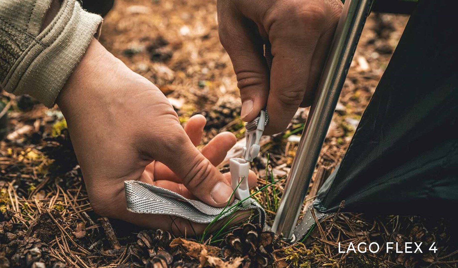 Person lukker et telt med en smart klemmelukning
