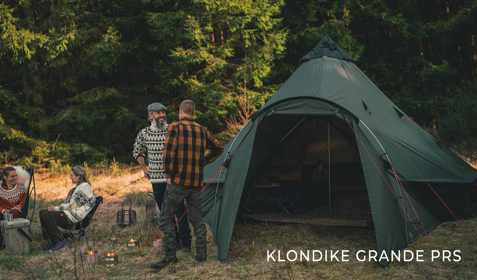 En hyggestund udenfor et stort telt i skoven