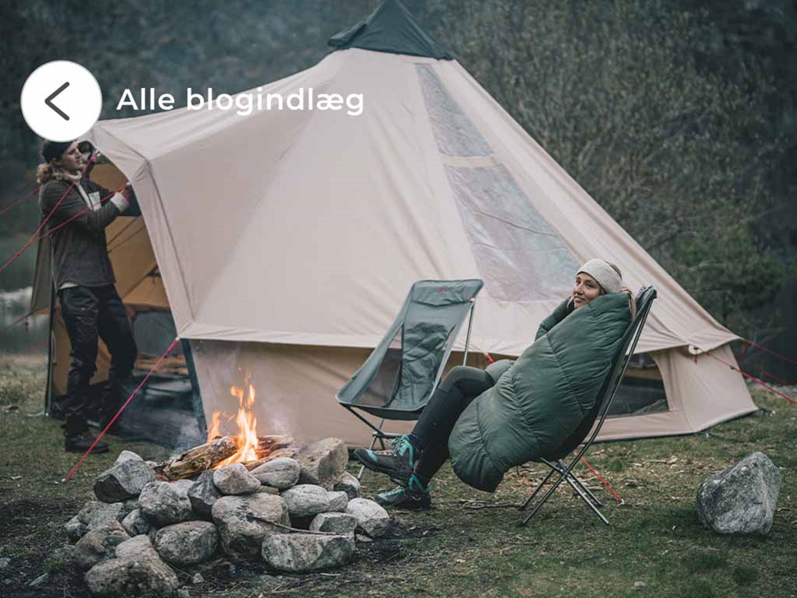 Telt med to personer omkring