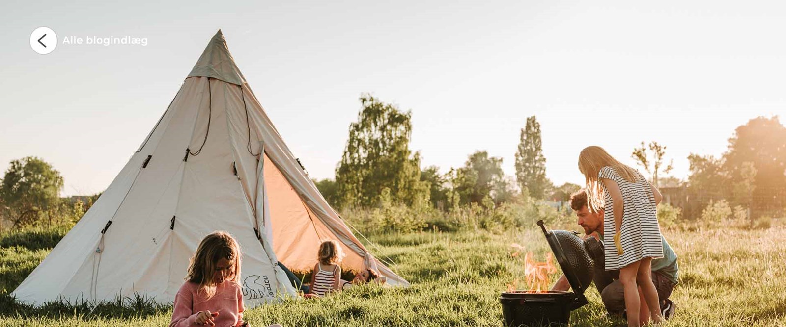En familie på tur med en Nordisk lavvu.