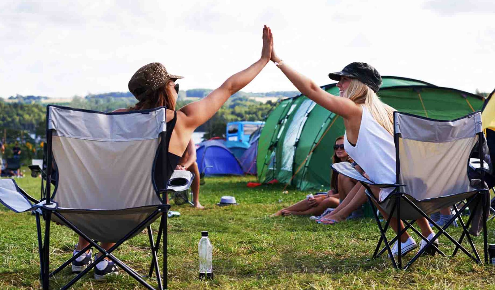 Glade mennesker på festival.