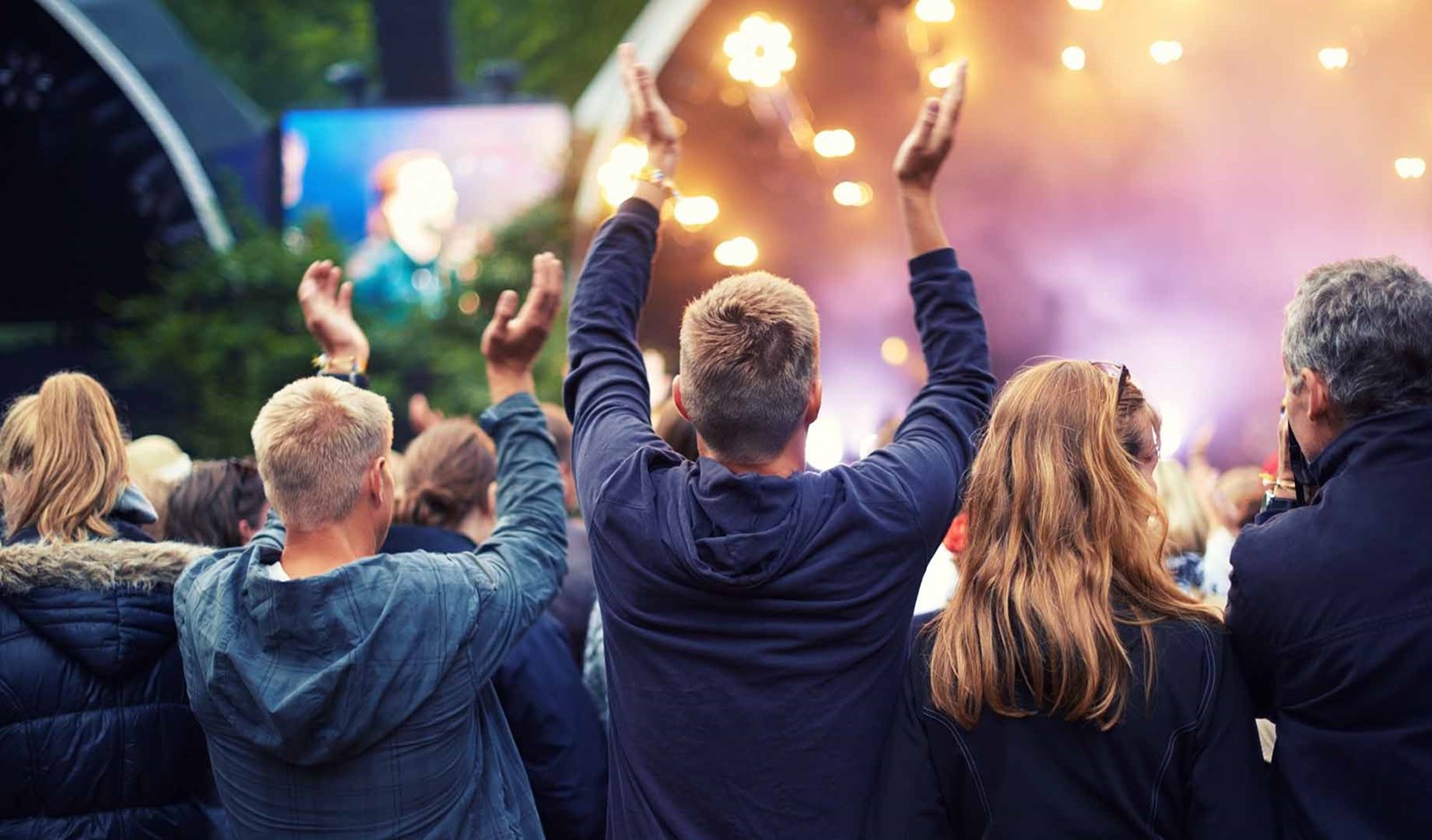 Glade mennesker til koncert på festival.