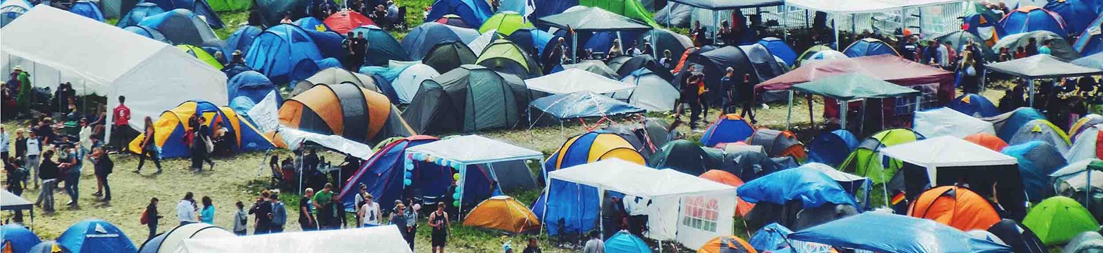 En masse telte på en festival.