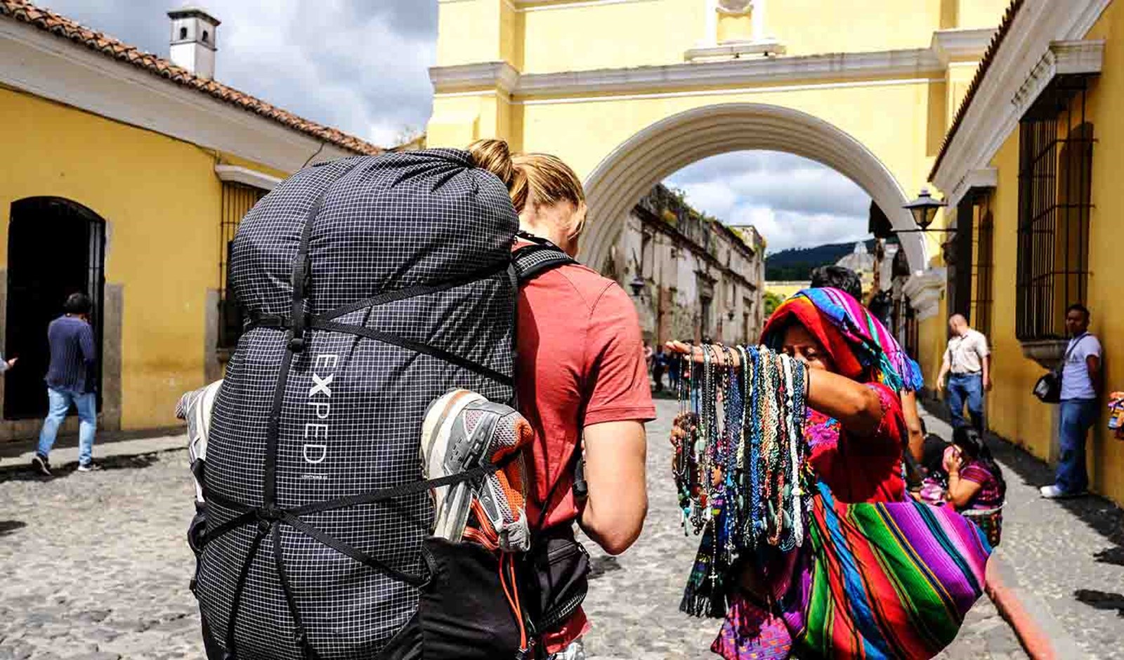 En backpacker bliver tilbudt smykke af en lokal gadesælger.