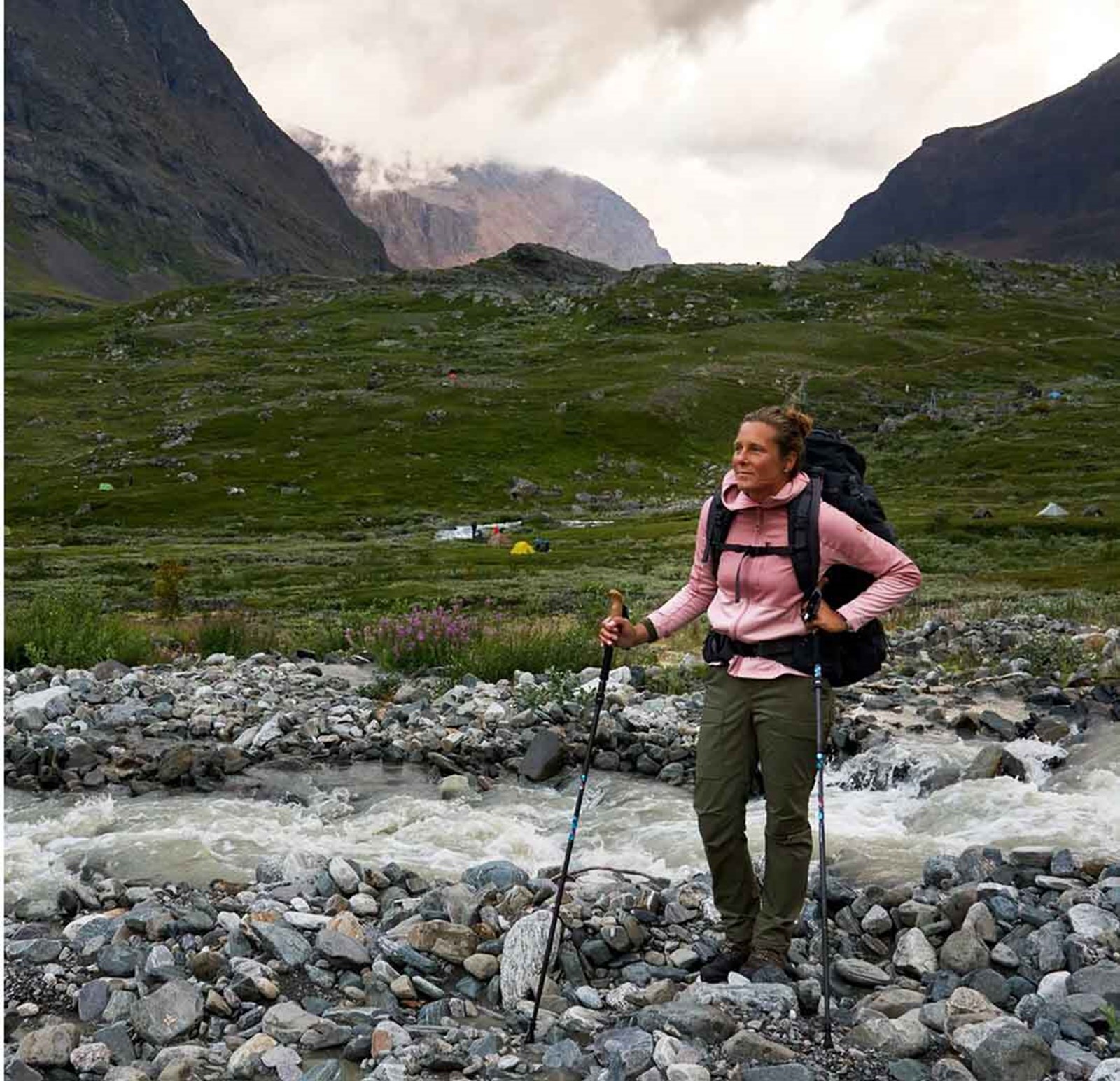 En kvinde på vandretur i bjergene.