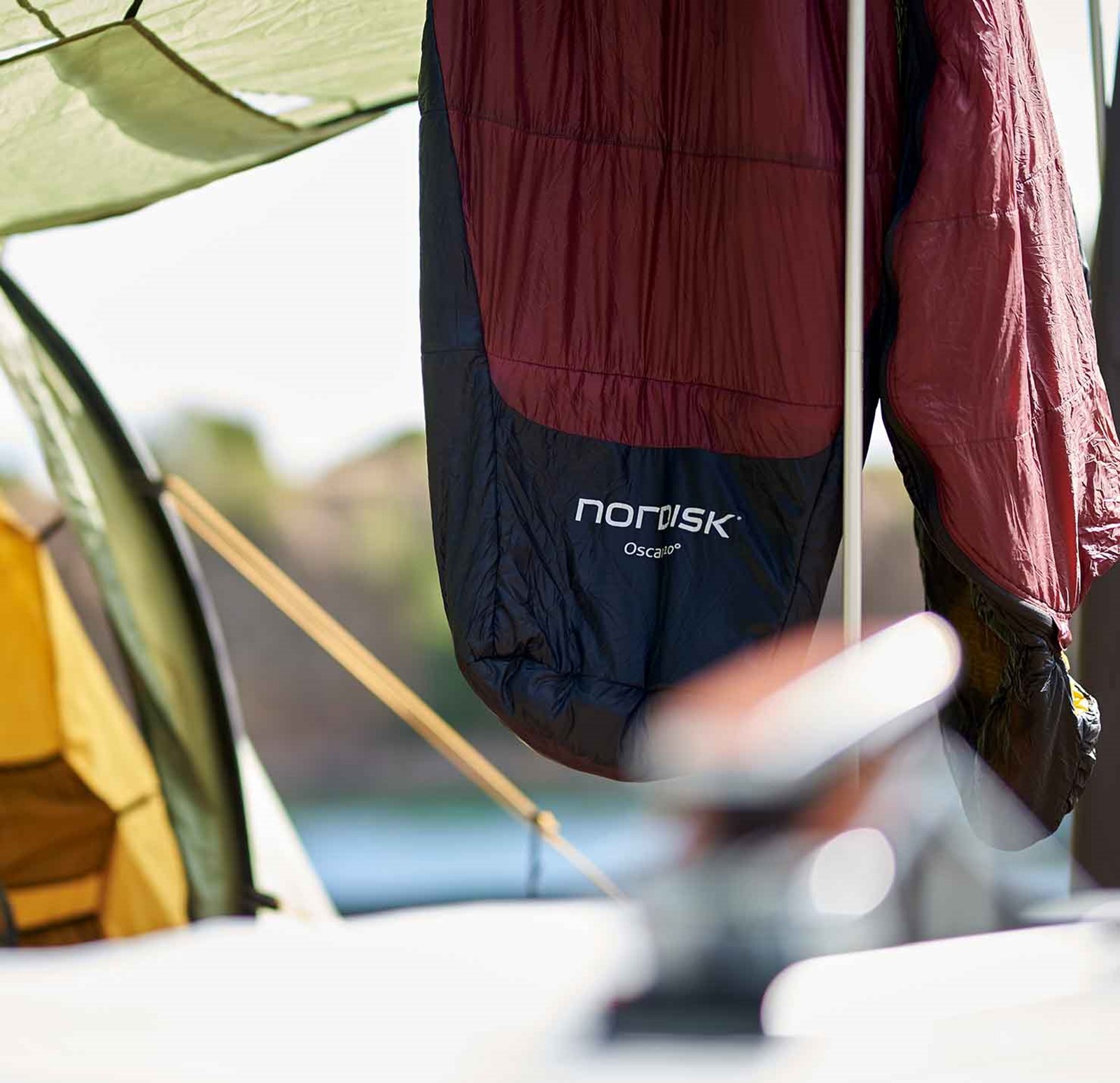 En sovepose fra Nordisk, der hænger til udluftning.