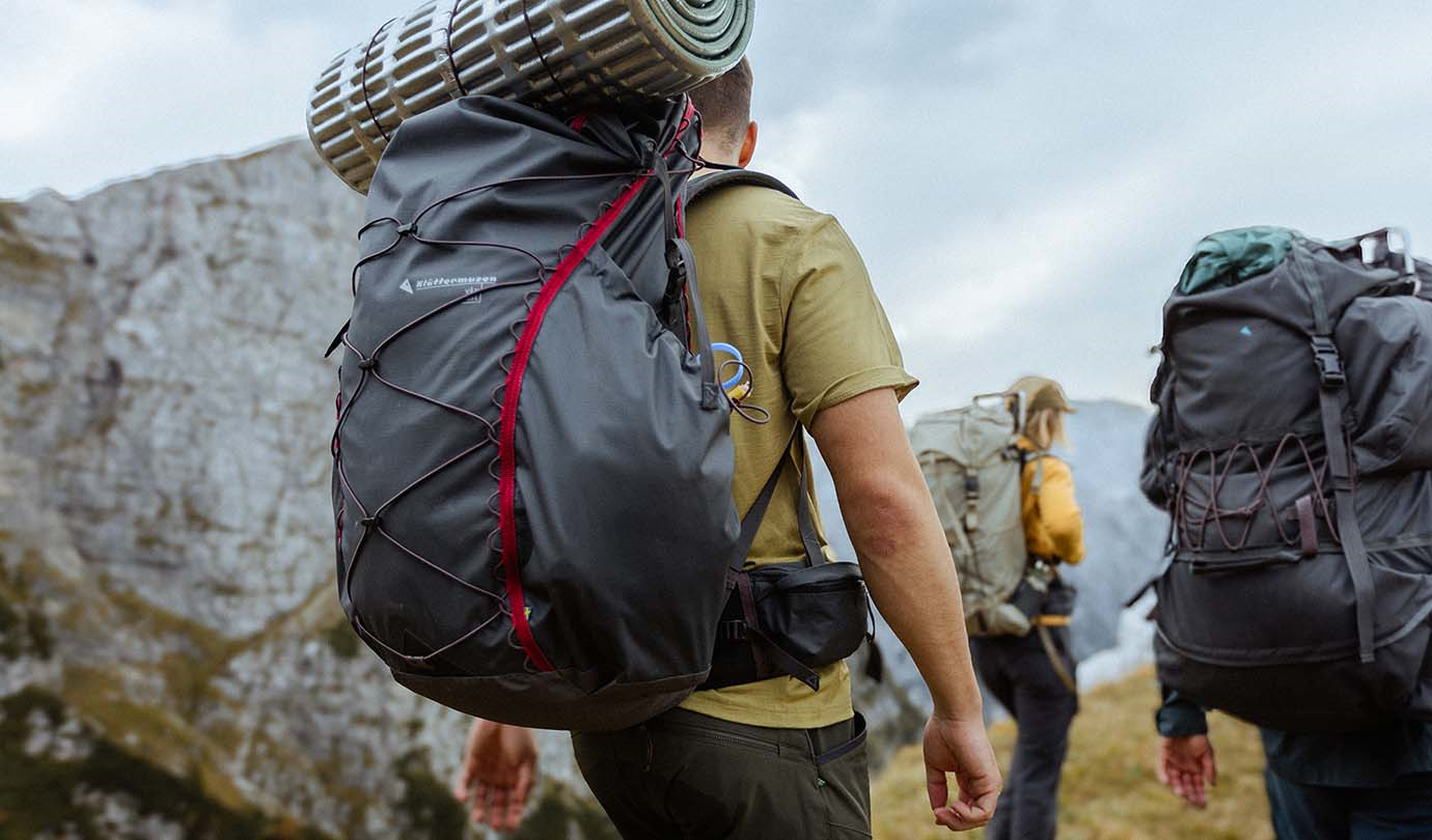 Mand med fuldt pakket rygsæk i den svenske natur