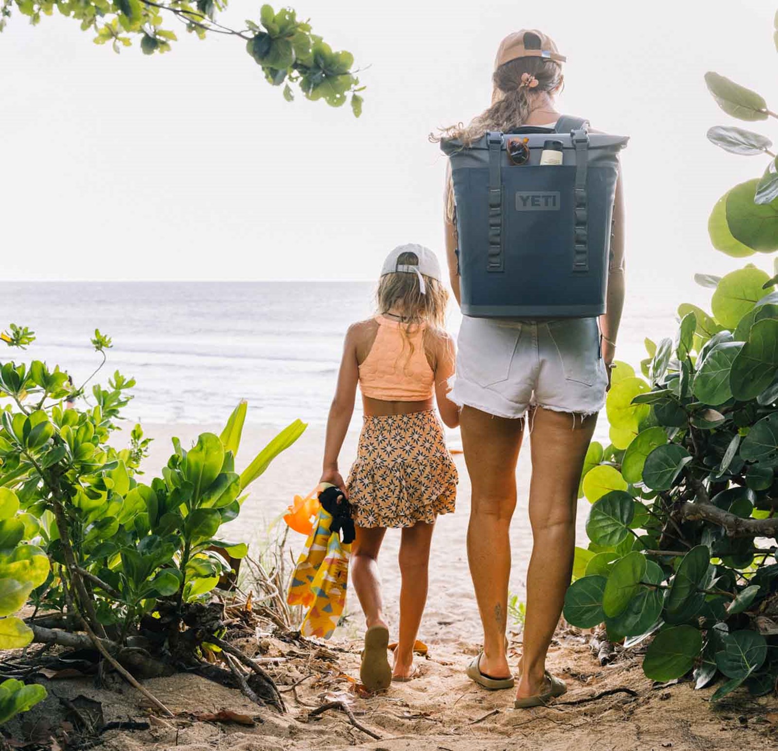 Yeti køletaske på ryggen.