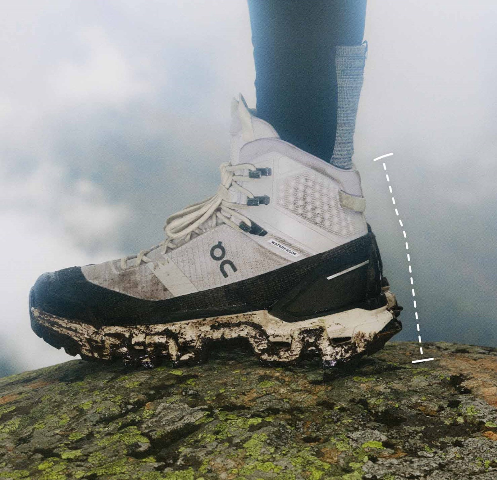 En mellemhøjskaftet vandrestøvle med en tegnet stiplet linje for at vise højden.