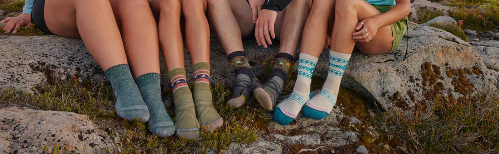 Fire mennesker med Smartwool uldsokker på i fjeldet.