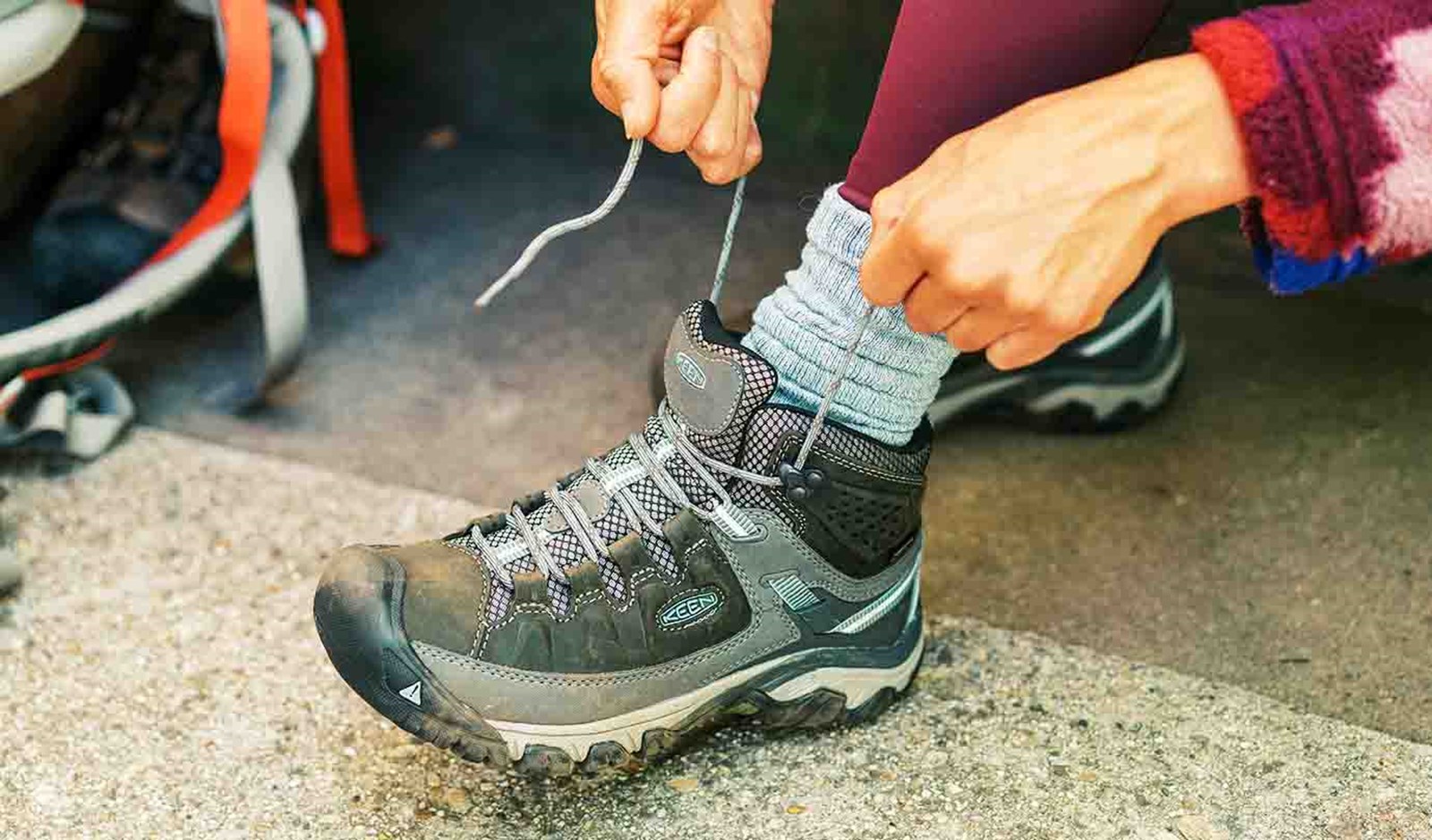En Keen støvle der bliver snørret via hægterne.