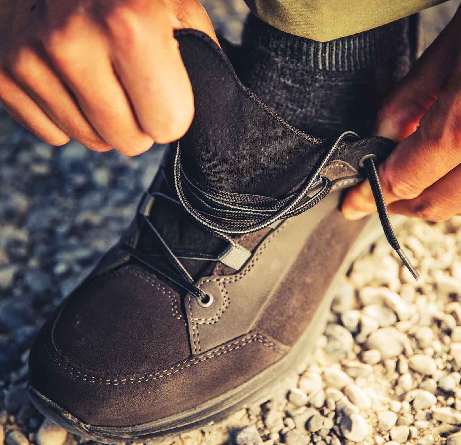 Closeup af en vandresko, der bliver snøret.