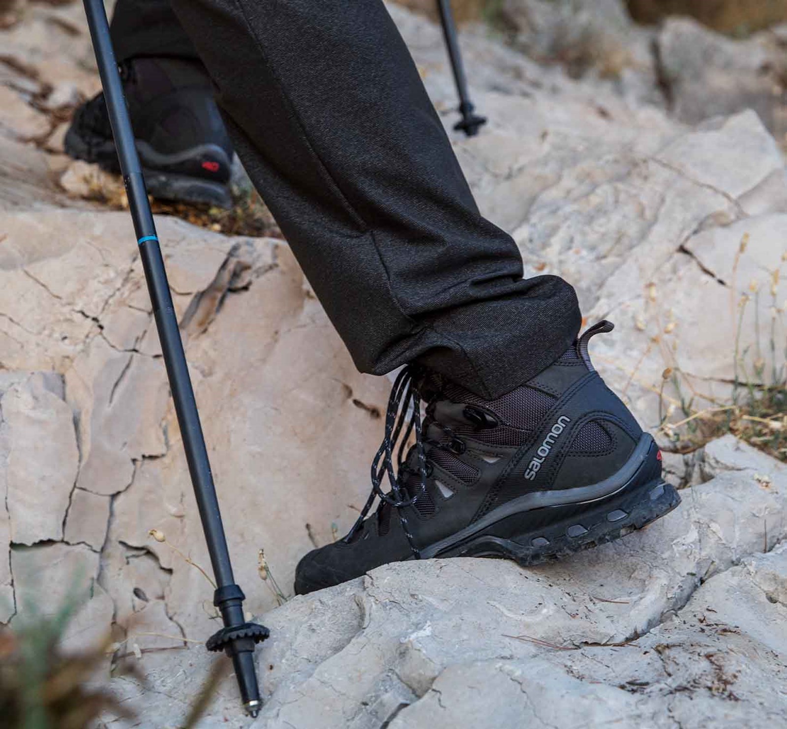 En der vandrer i Salomon sko, med vandrestave.