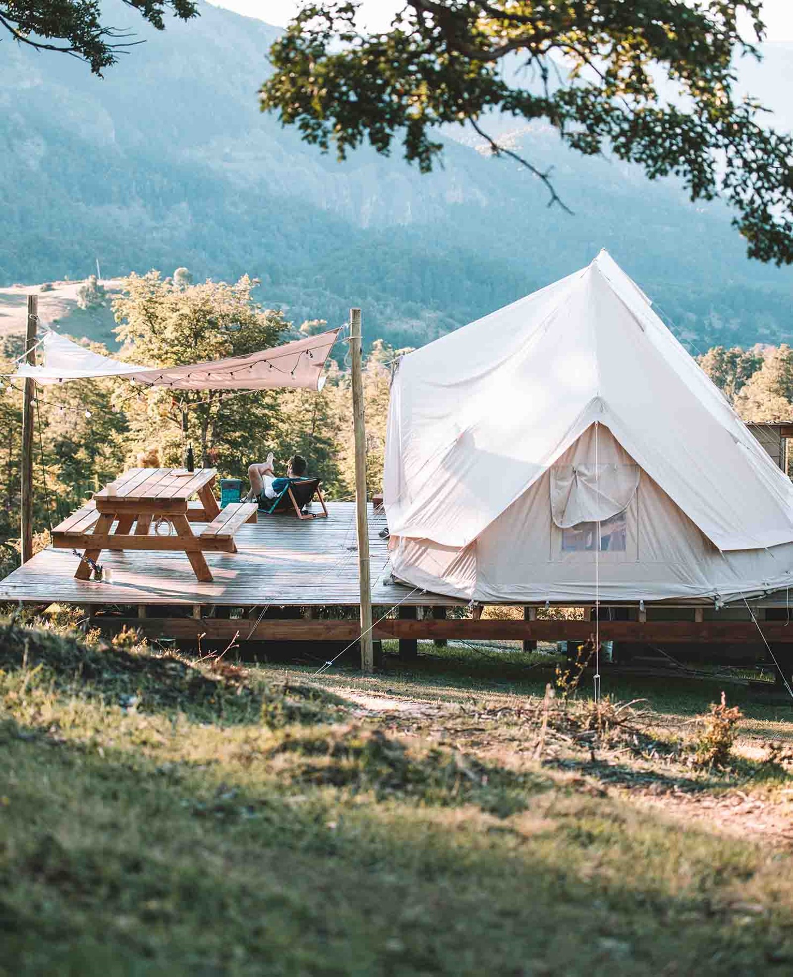 Glamping scenarie i bjergene, med Nordisk bomuldstelt.