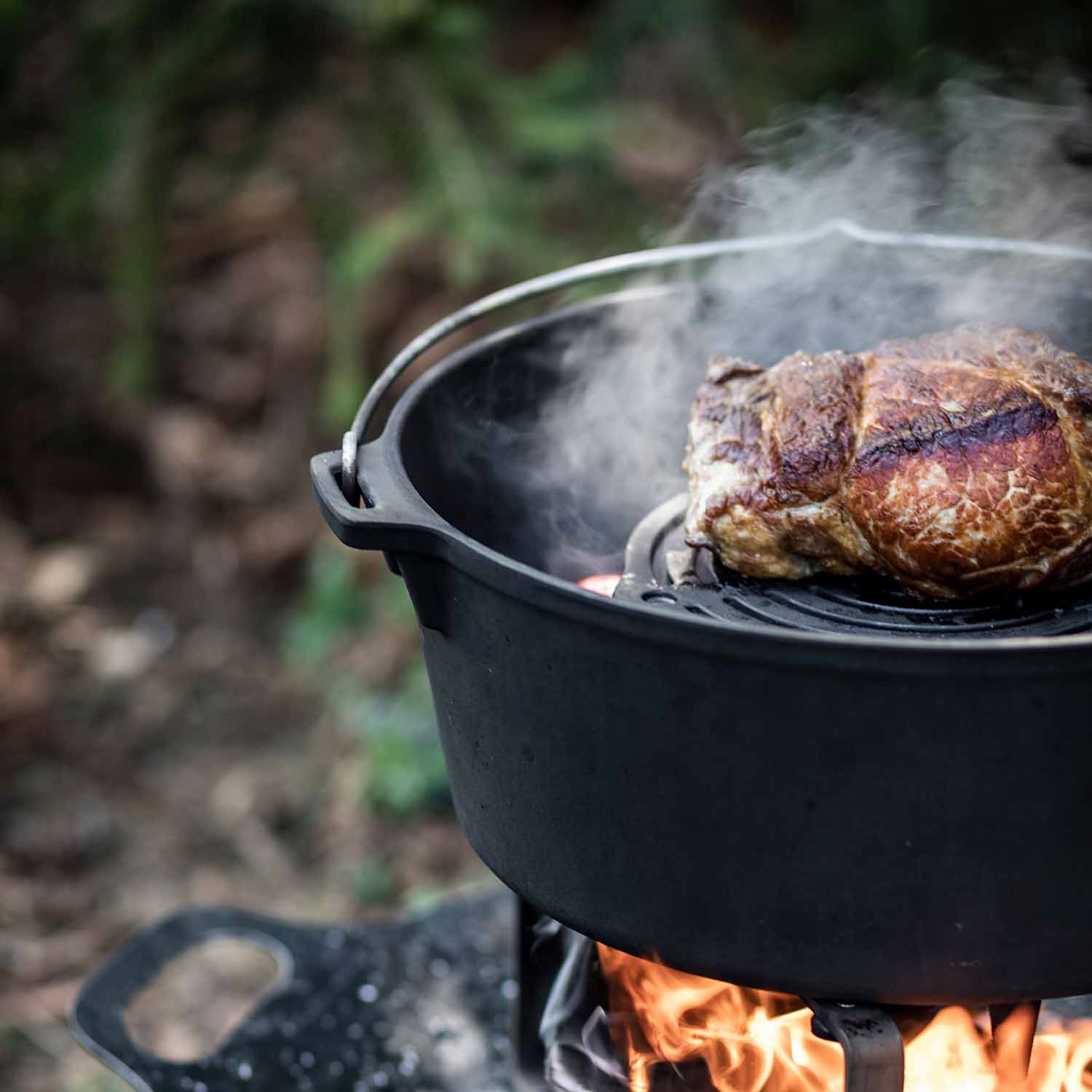 Lækker bøf der steger i en dutch oven