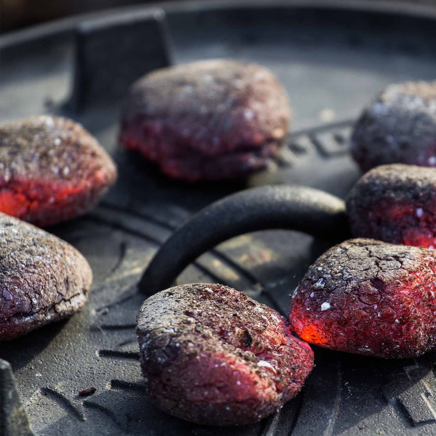 tændte gløder på toppen af en Dutch Oven