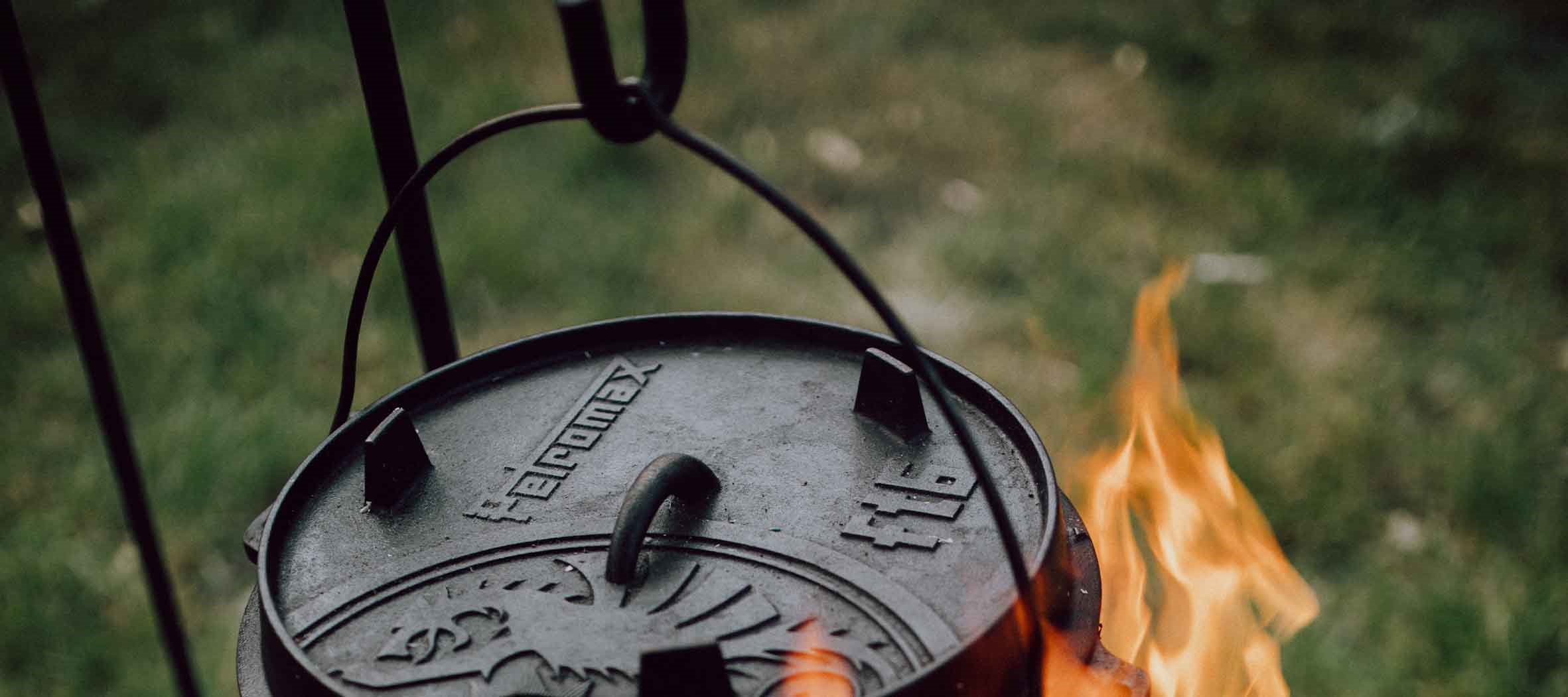 Dutch oven der hænger i dens håndtag