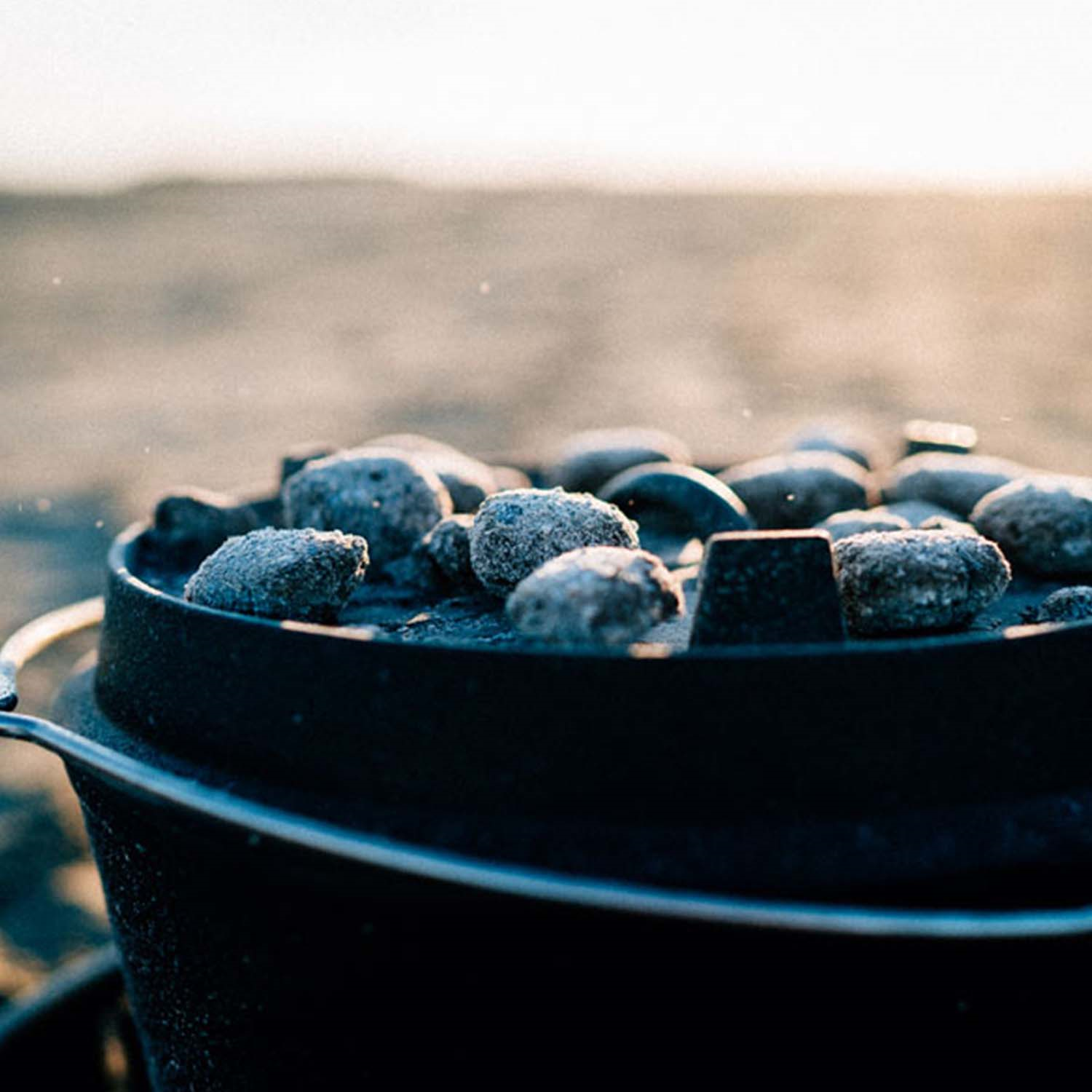 Gløder der ligger oven på låget af en Dutch Oven